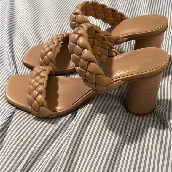 3 pairs of size 9 Women's Black and Tan shoes. You get all three! - Picture 6 of 9